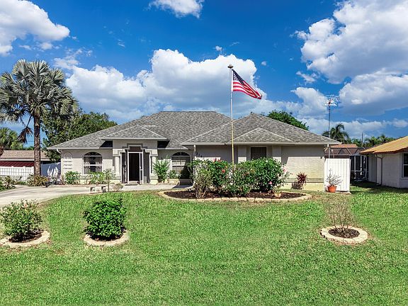 4th image of 1149 SE Cambridge Drive