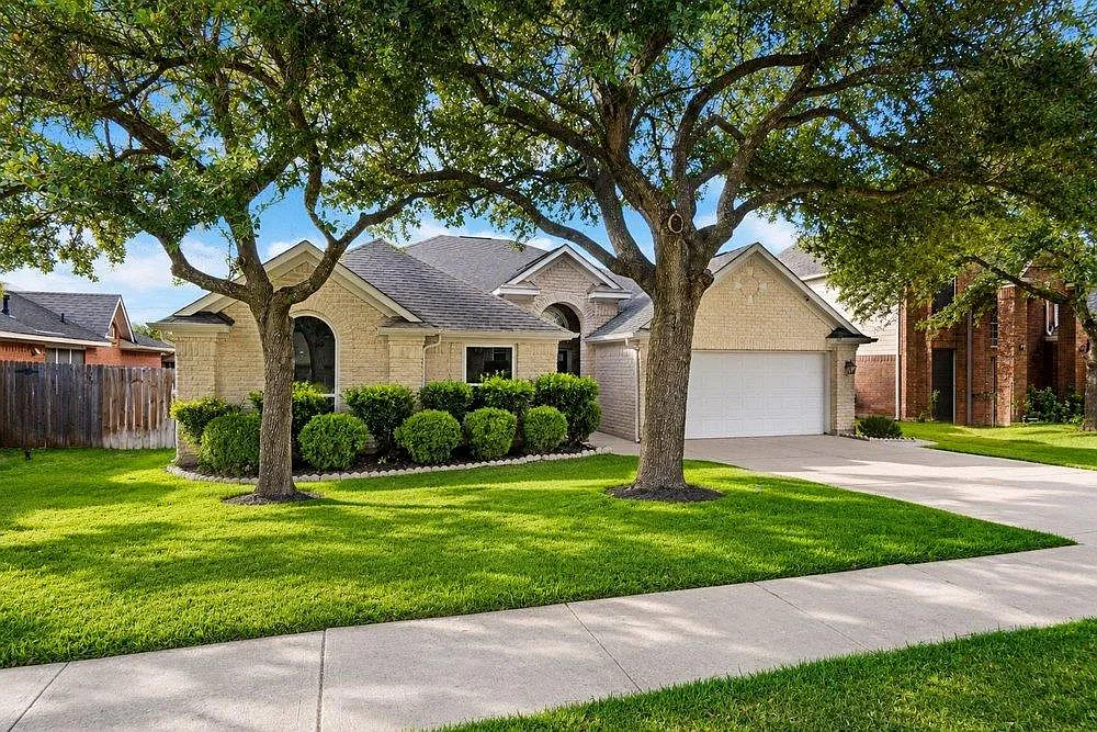 4 bed, 2.5 bath, 2490 sqft, $2,300 — Photo 1