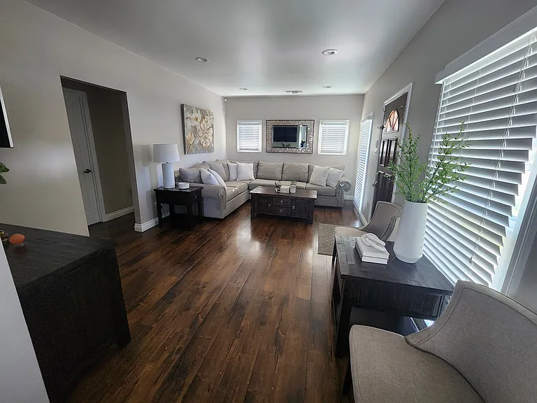 406 E Buckthorn St — Photo 2