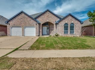 203 E Lynn Creek Dr, Arlington, TX 76002