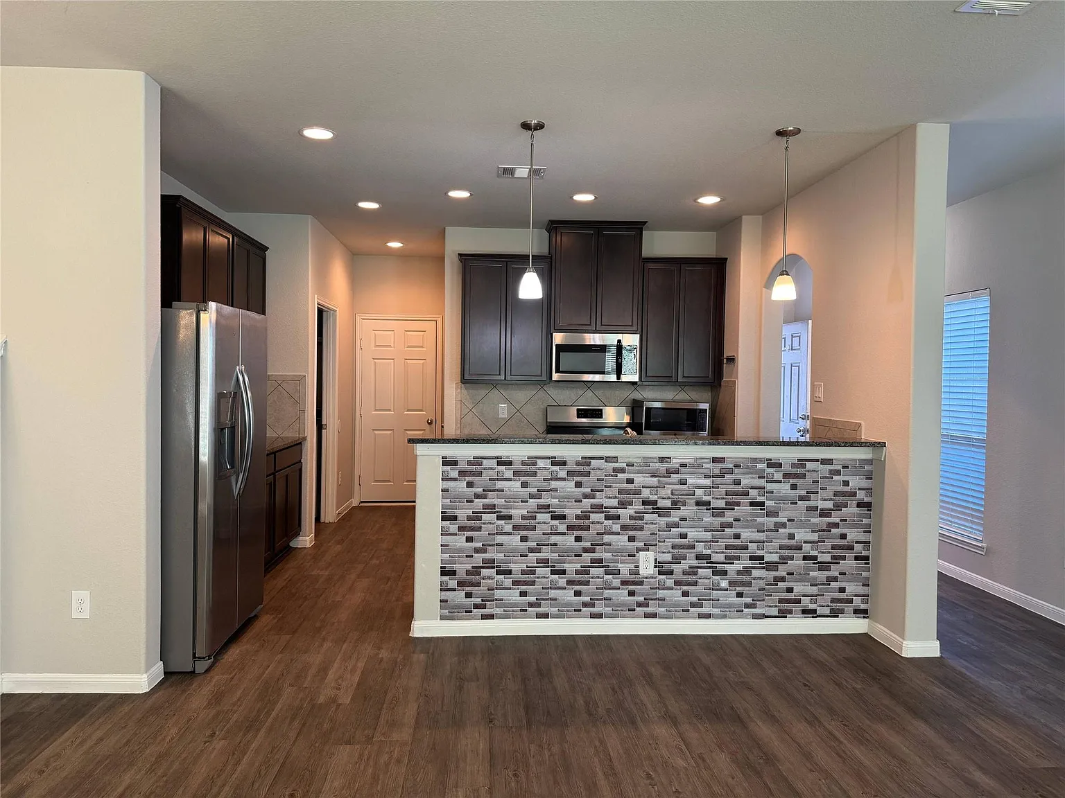 4 bed, 2.5 bath, 2007 sqft, $1,850 — Photo 2