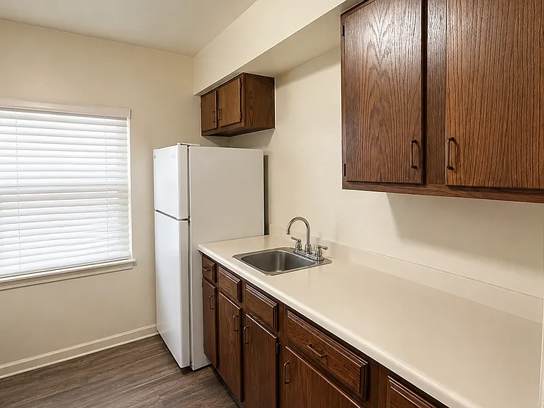 Colonial Manor — Photo 14