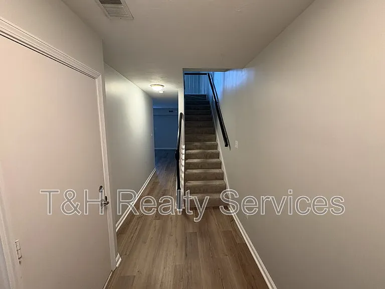 516 Lockerbie Cir N — Photo 3