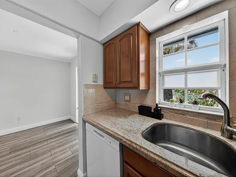 2708 NE 14th Street Cswy #2 — Photo 17
