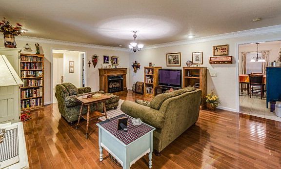 4th image of 525 Eagle Landing Dr
