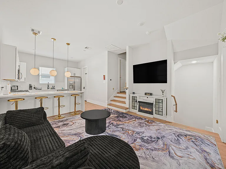 1208 Moody St — Photo 12