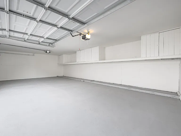 2046 S Burnside Ave — Photo 10