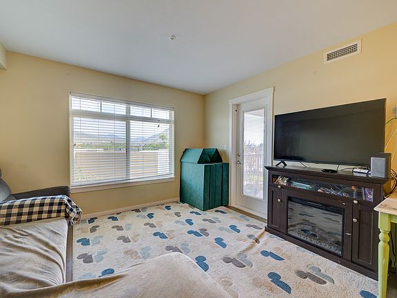 5th image of 689 Tranquille Rd #324