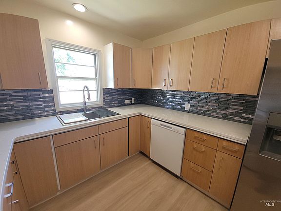 4th image of 715 E Lincoln Ave