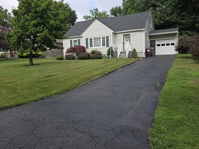 8 Willow Ln — Photo 1