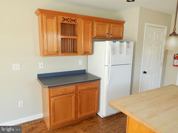 5th image of 591 Vineland Ave