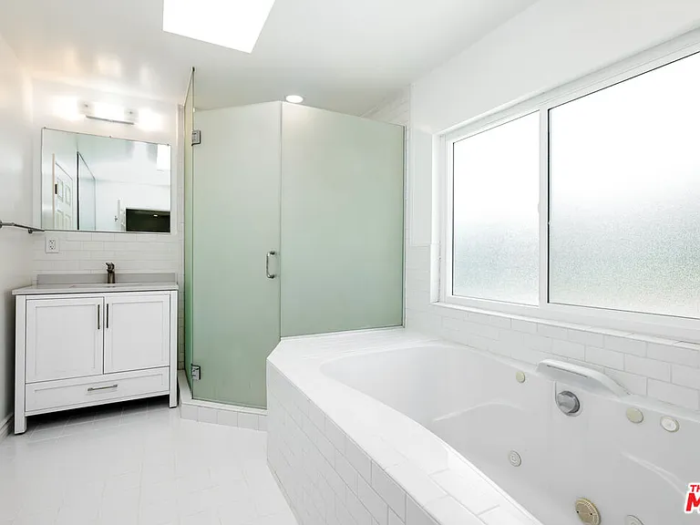 8718 Rosewood Ave — Photo 34