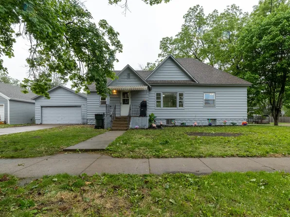 702 12th St S, Grand Junction, IA 50107