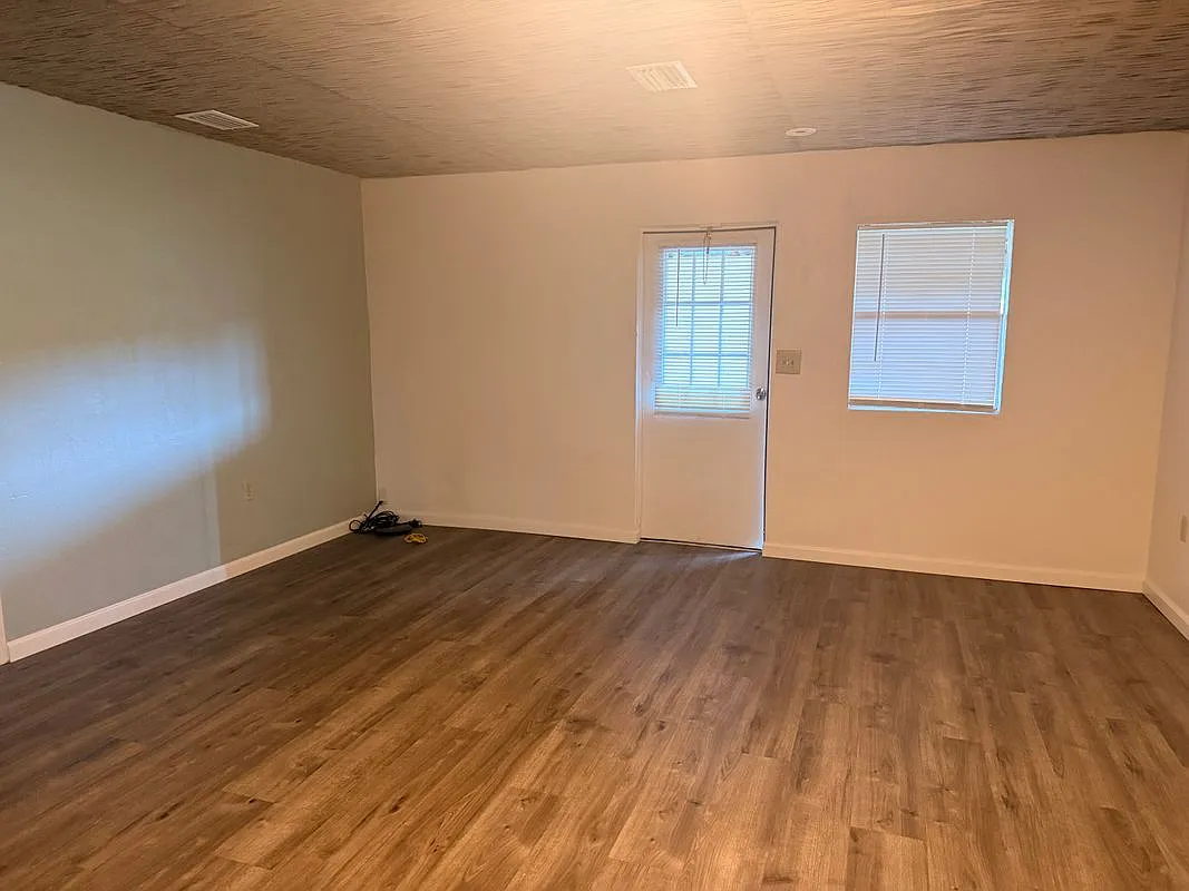 2 bed, 1.0 bath, 900 sqft, $1,050 — Photo 3