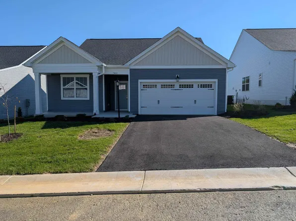 7402 Kings Pointe Dr, Fairlawn, VA 24141