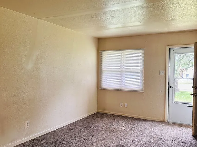 3447 SW Brendan Ave — Photo 2