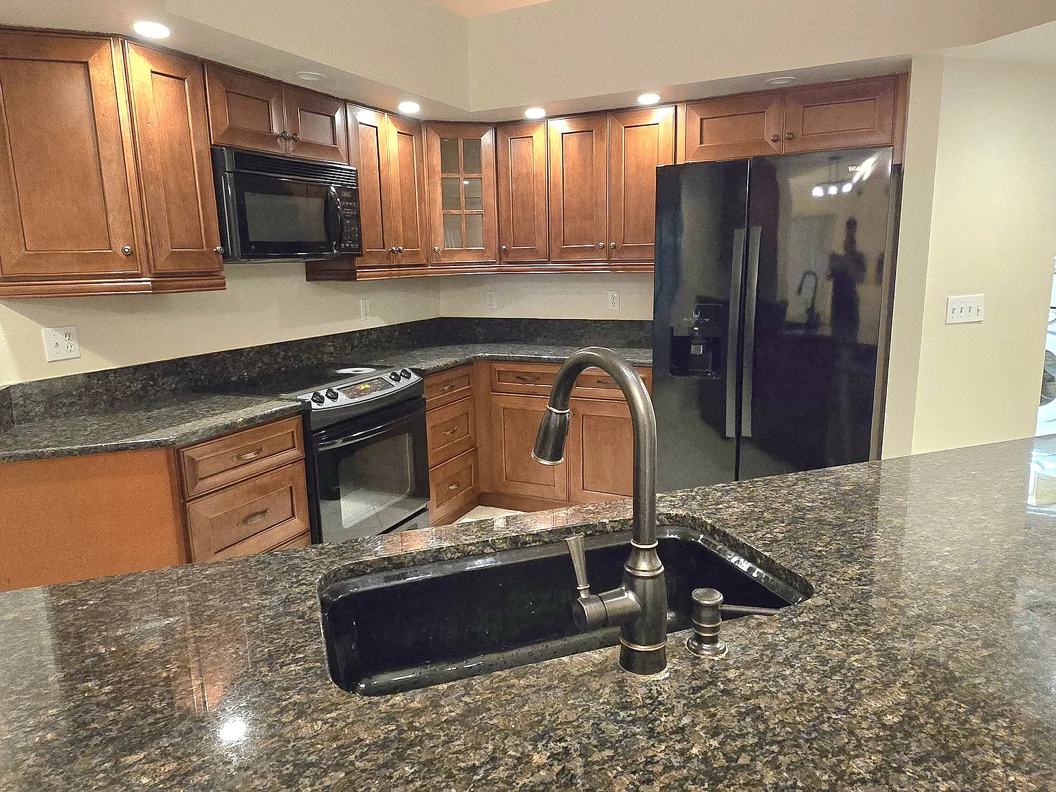 3 bed, 2096 sqft, $3,200 — Photo 3