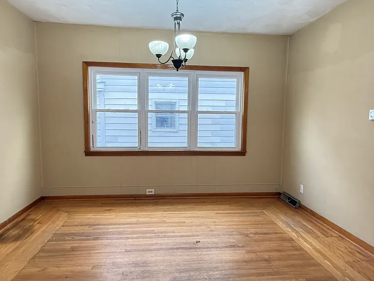 943 Oak St — Photo 2