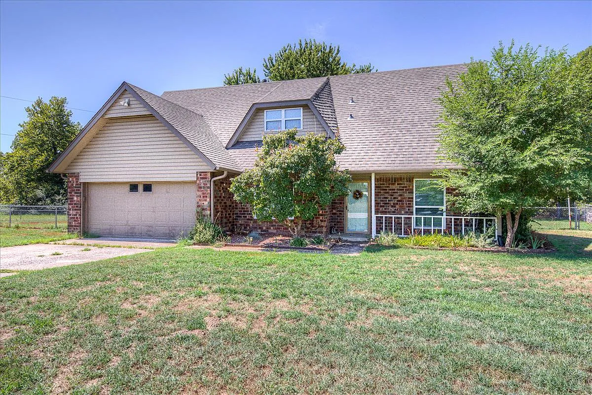 4 bed, 2.0 bath, 1800 sqft, $2,195 — Photo 1