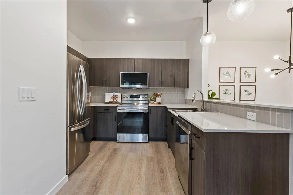 Hawk's Landing Apartments — Photo 3