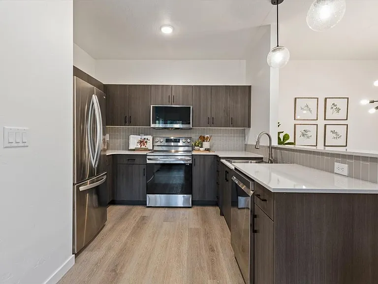 Hawk's Landing Apartments — Photo 4