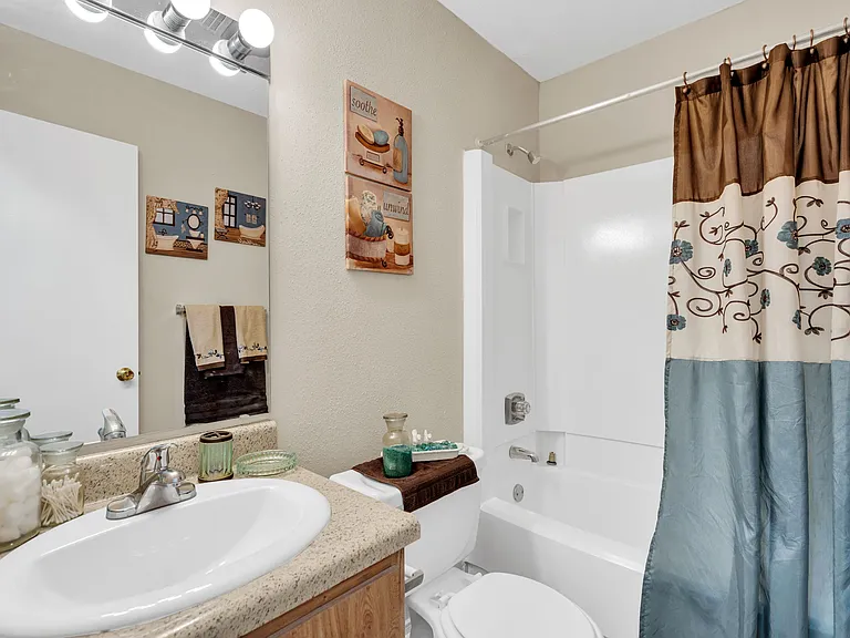 Sunlake Apartments — Photo 37