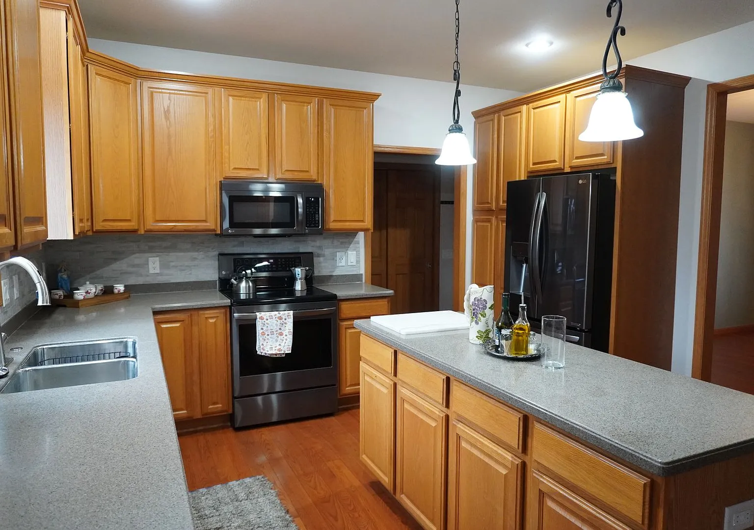 1000 Glen View Court — Photo 3