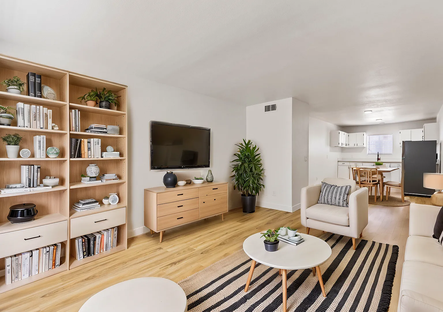 241 W Philadelphia Avenue — Photo 3