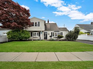 226 Old Farm Rd, Levittown, NY 11756