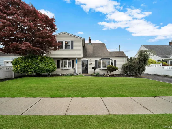 226 Old Farm Road, Levittown, NY 11756