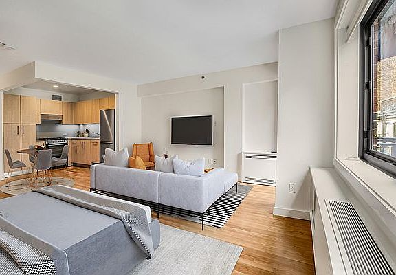 4th image of 101 W 15th St APT 303
