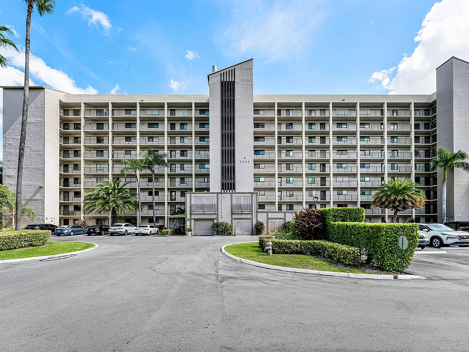 2205 S Cypress Bend Dr #302