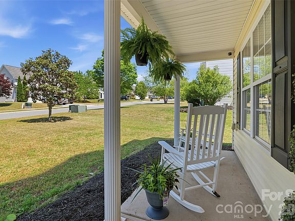 4th image of 178 Madelia Pl