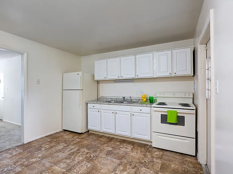 Park Plaza Apartments — Photo 9