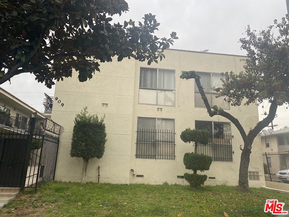 2nd image of 909 S Saint Andrews Pl #4