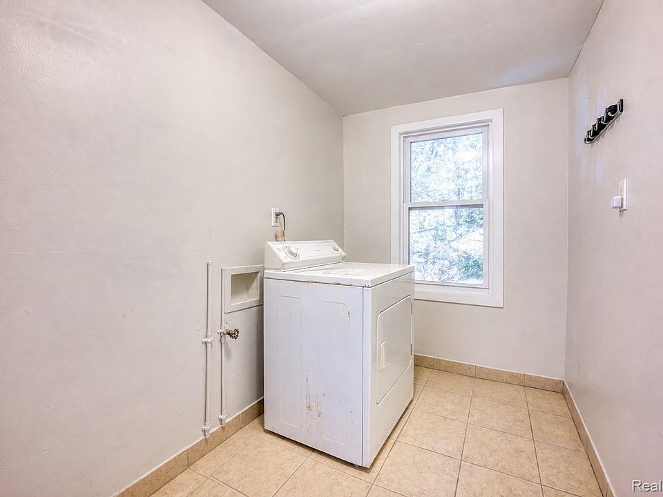 23075 Vance Ave, photo 17
