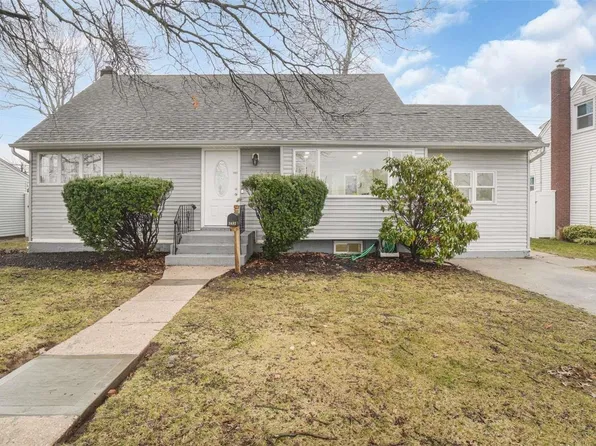 3892 Peter Street, Seaford, NY 11783