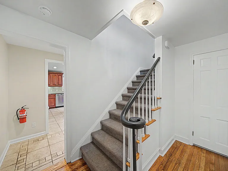 34 Esmond Pl — Photo 2