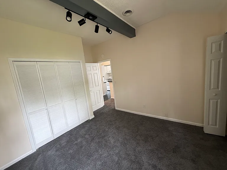 18128 Powers Ave — Photo 4