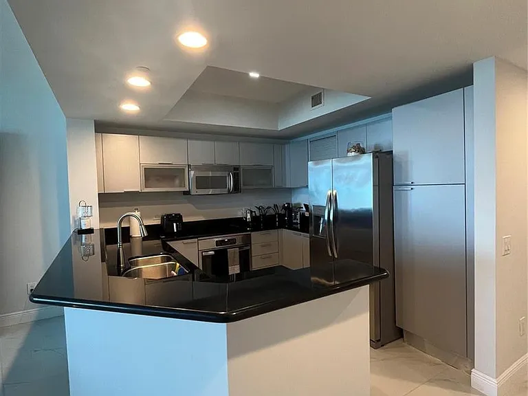 2650 Lake Shore Dr #803 — Photo 14