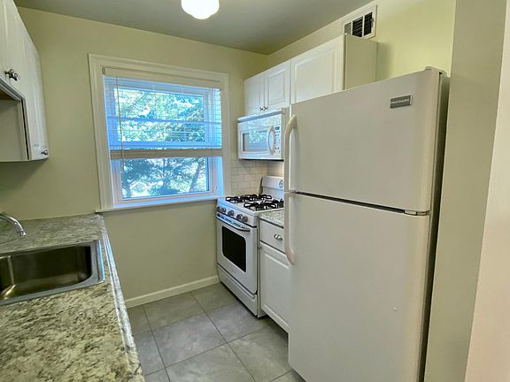 5th image of 3601 Jamieson Ave #2S