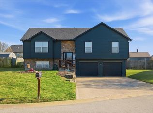 2708 E Hickory Ct, Tonganoxie, KS 66086