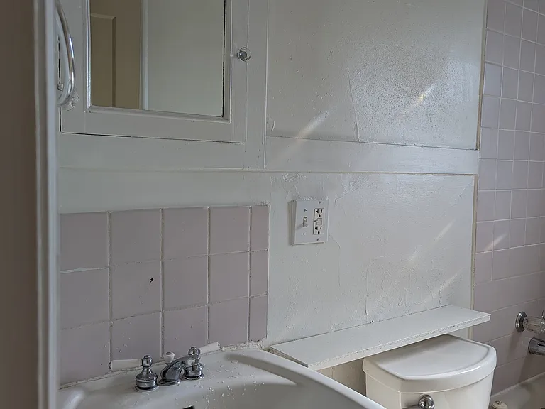 Great vintage features in this spacious, full bathroom!
