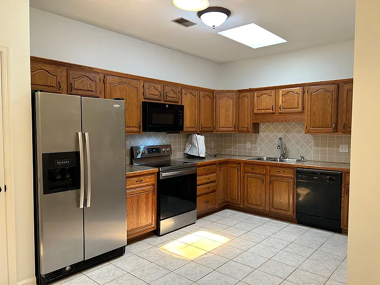 713 Rockford Cir — Photo 6
