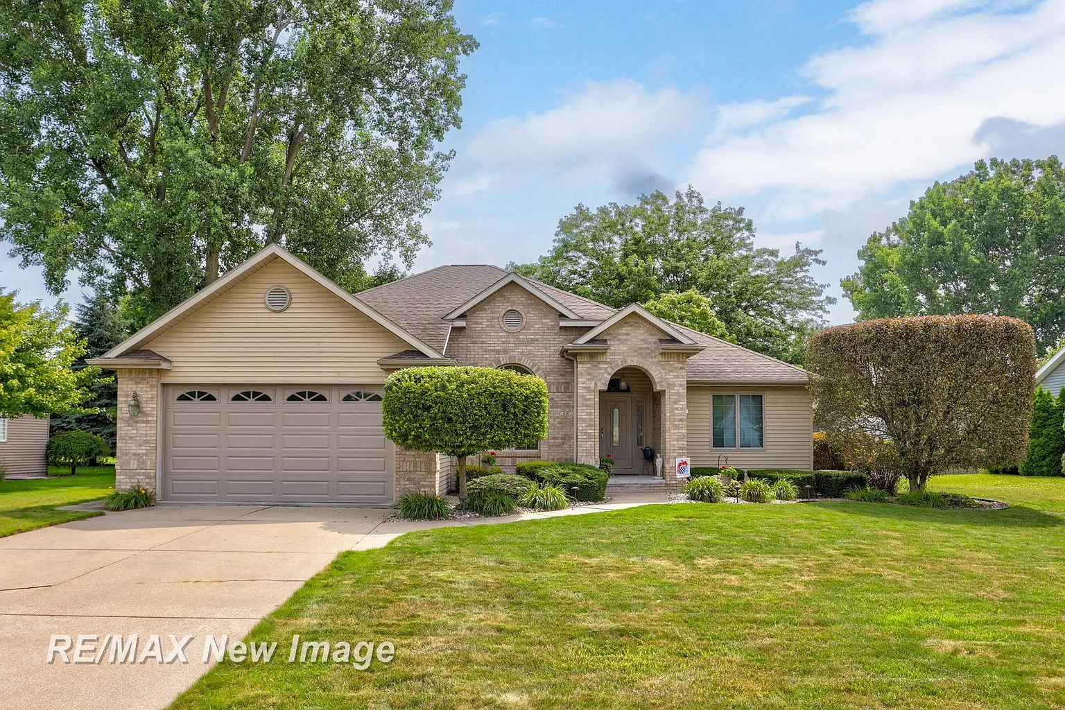 450 W Braeburn Dr photo 1