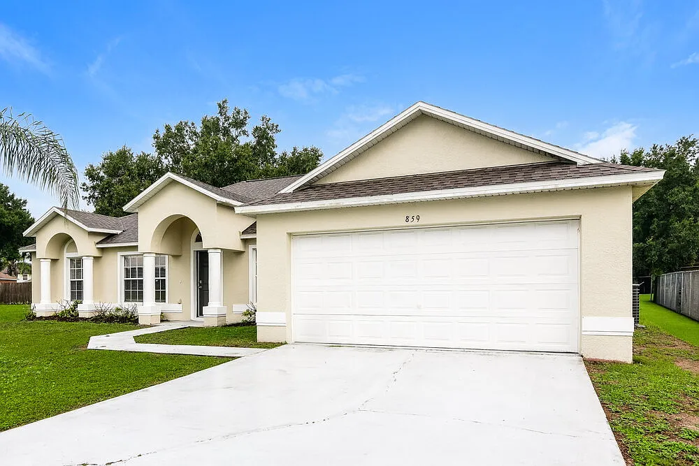 3 bed, 2.0 bath, 1946 sqft, $1,810 — Photo 1