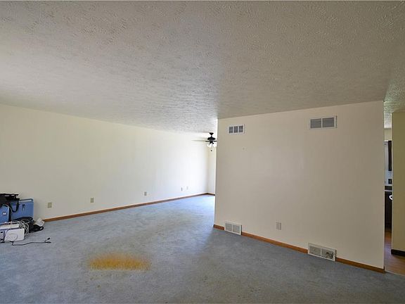 3rd image of 555 Meadowland Ct