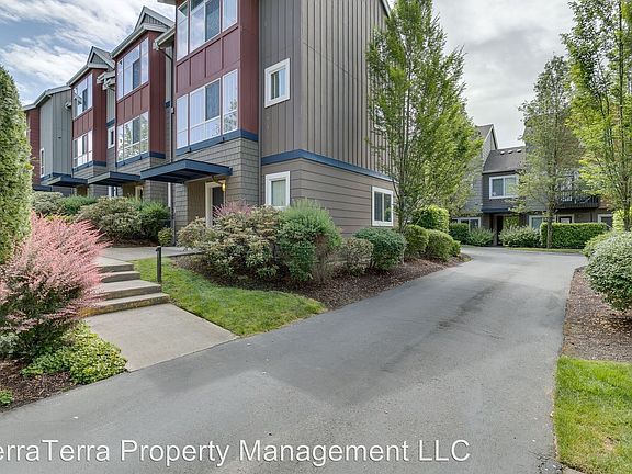 3rd image of 1731 25th Ave NE
