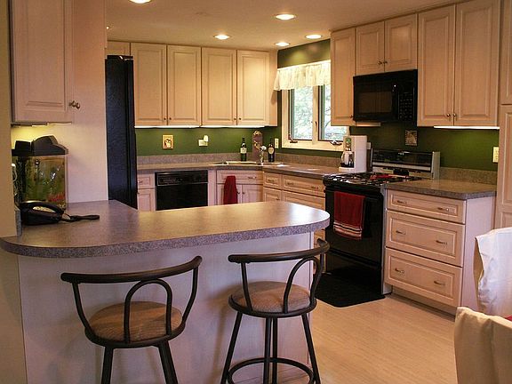 Kitchen w/ Pantry