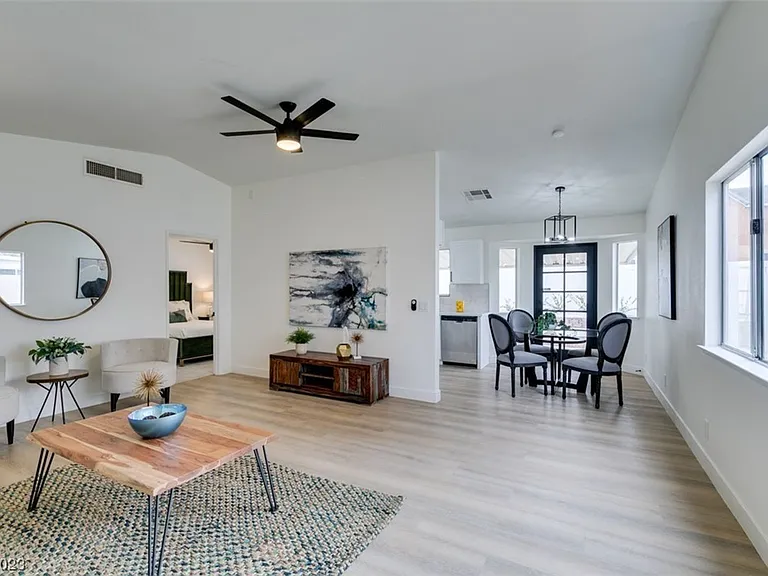 598 Jackson Dr — Photo 2